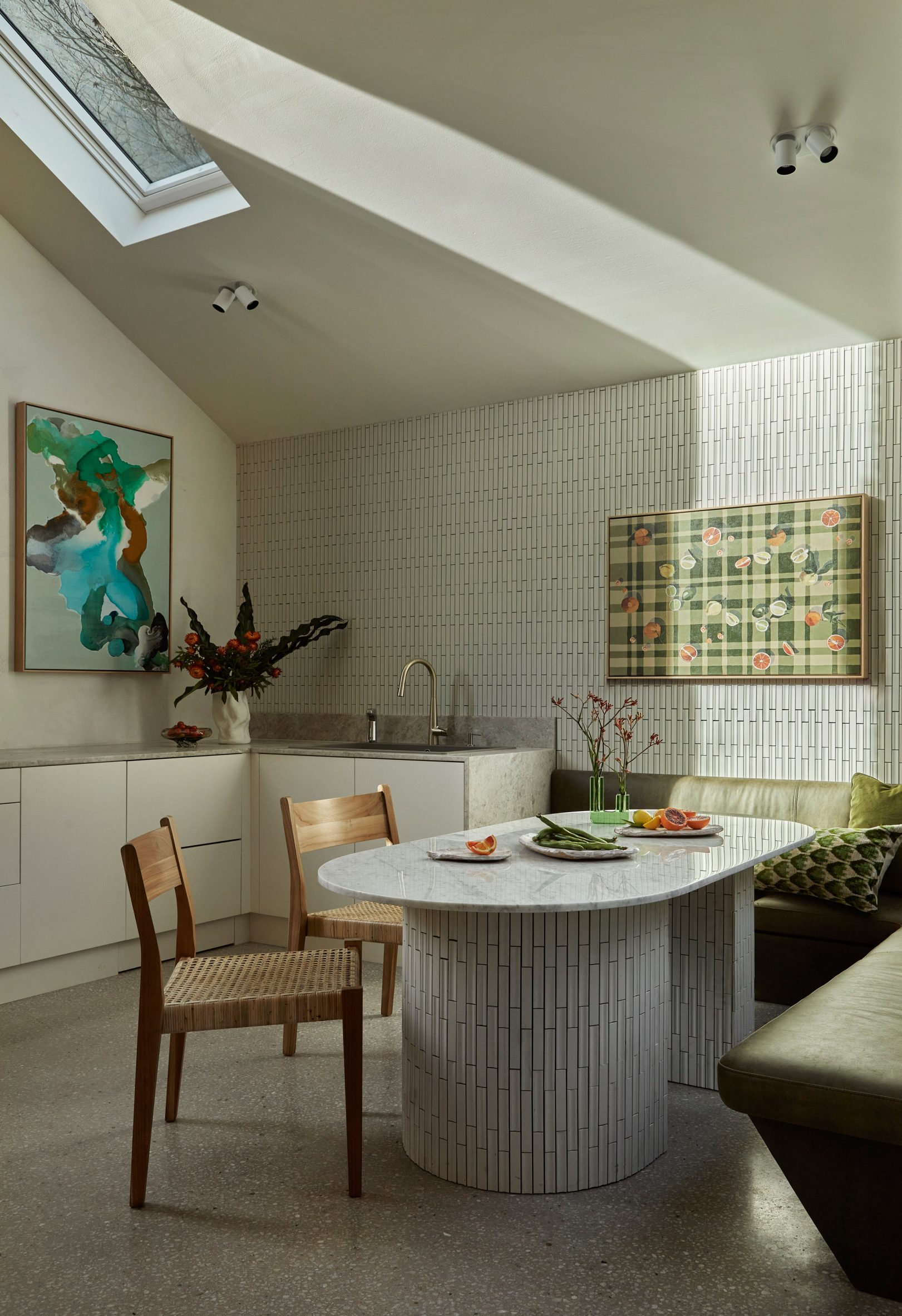 Dining table with built-in banquette in Nido House by Angelucci Architects